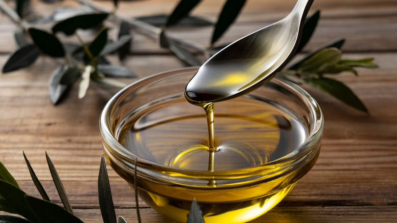 olive oil in glass bowl 