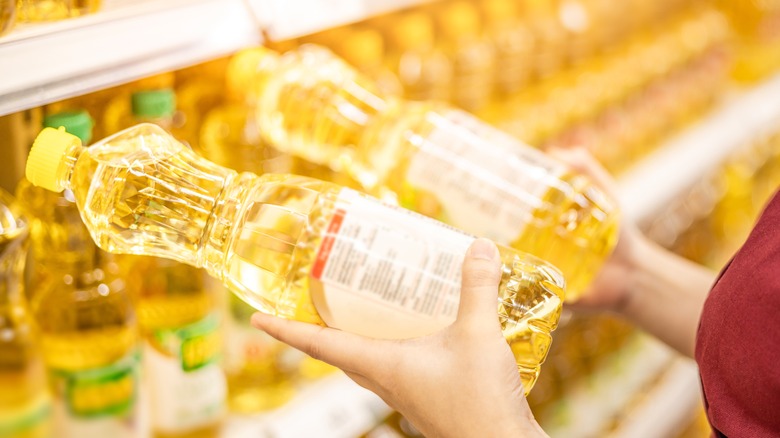 oil bottles in grocery store