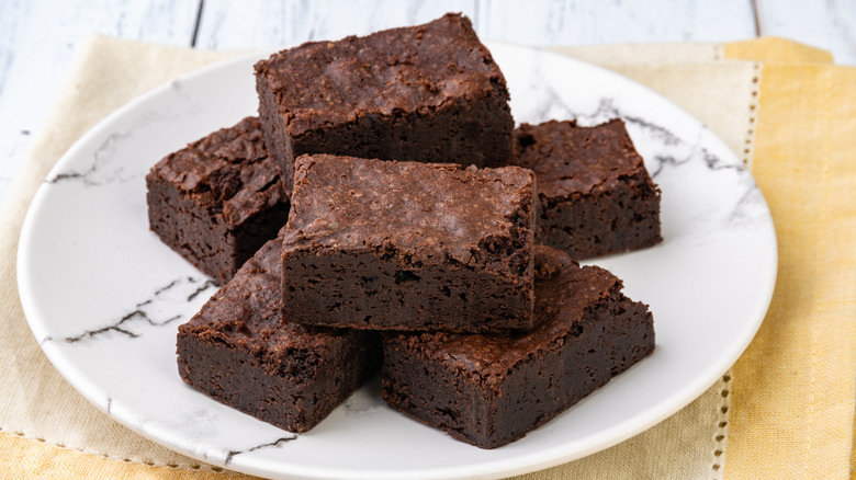 A plate of brownies