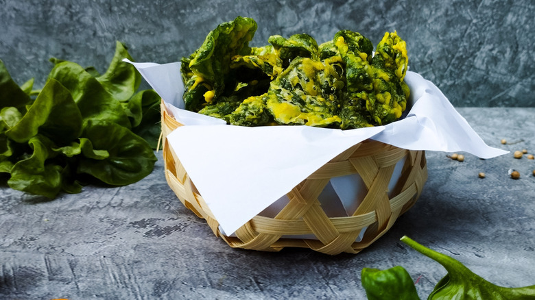 Spinach chips in basket