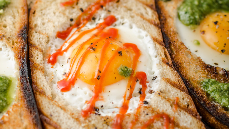 Egg and hot sauce cooked in toasted bread