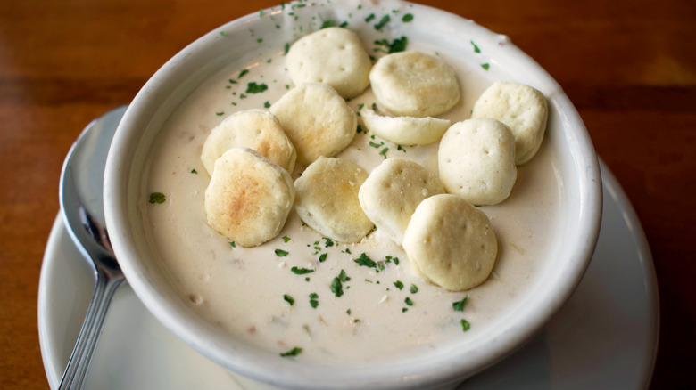 clam chowder with oyster crackers 