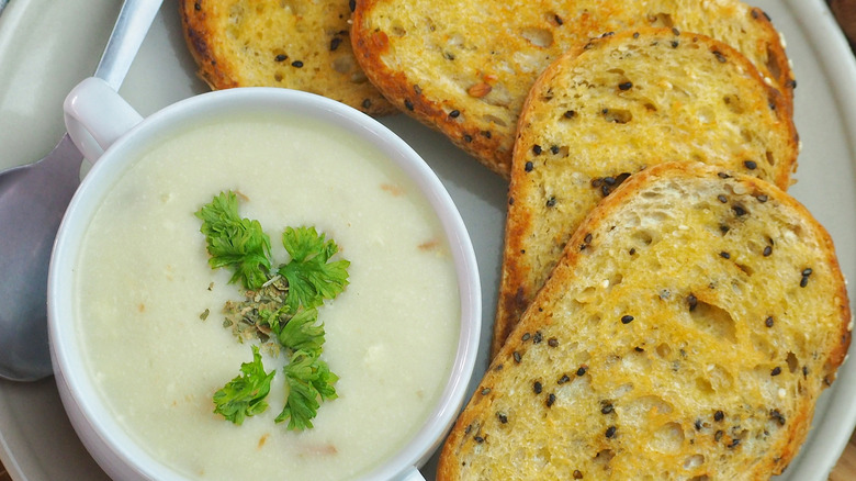 musroom soup with toasted bread