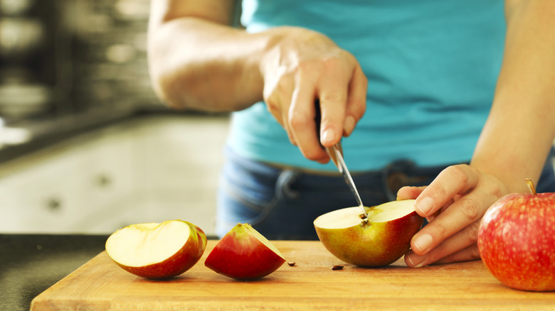 Slicing apples