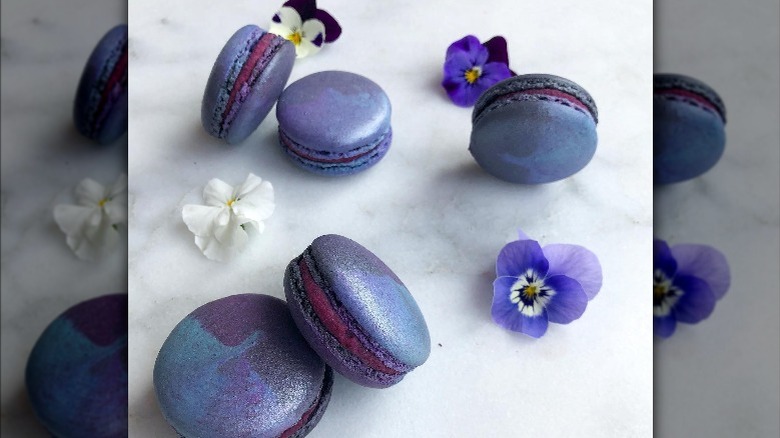 Galaxy Cassis macarons and flowers