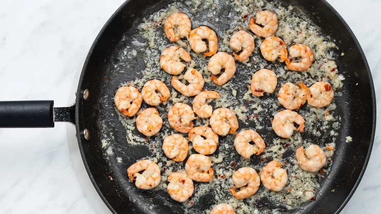 Garlic shrimp in a pan