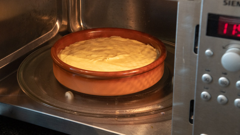 place cake in microwave