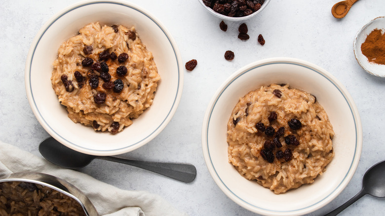 rice pudding in bowls 