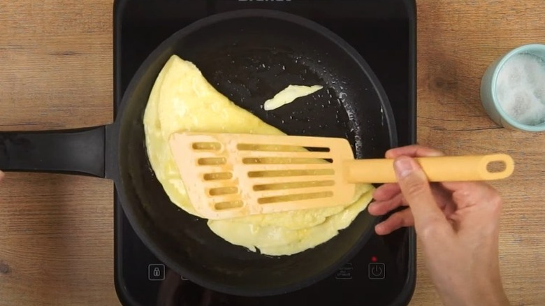 making tortilla francesa