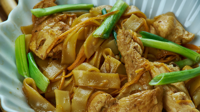 Stir-fried chicken with noodles and onions