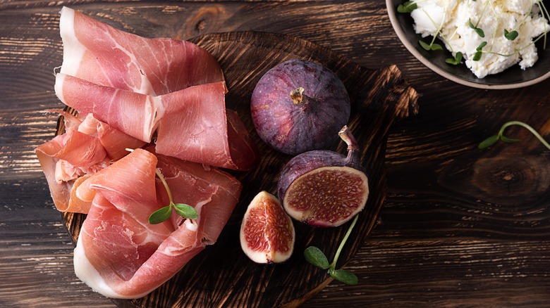 Prosciutto slices and figs