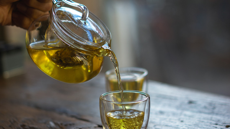 pouring tea into whiskey drink