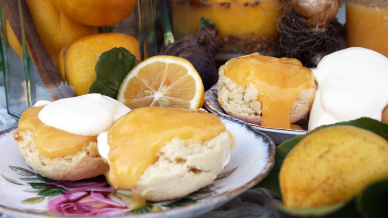 Biscuits covered in lemon curd