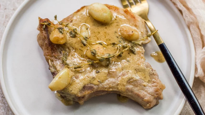 pork chops with creamy garlic sauce