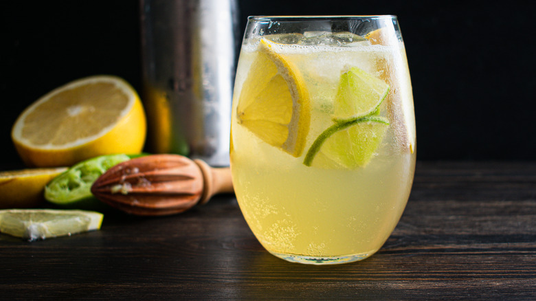 Elderflower gin fizz