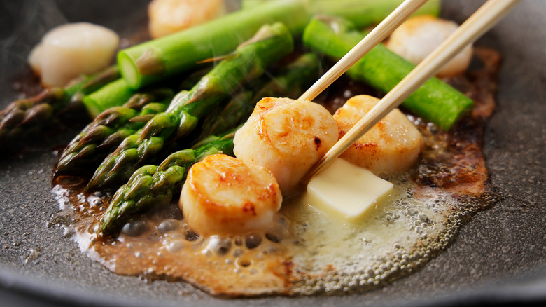 scallops and asparagus tips