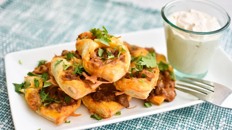 Cheesy puff pastry snacks with creamy dip