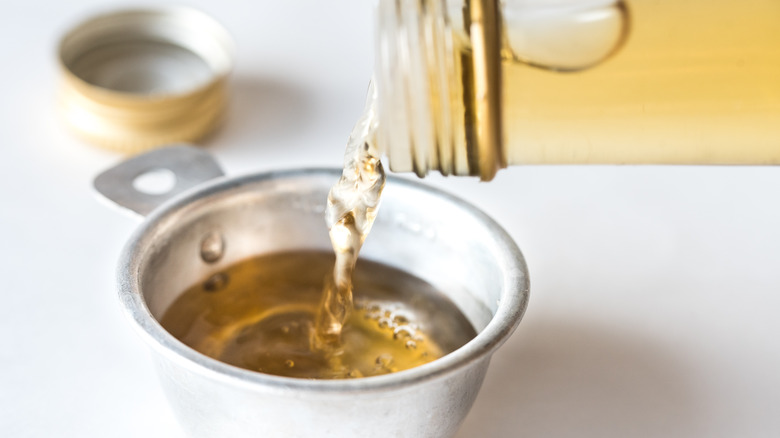 White wine vinegar in cup