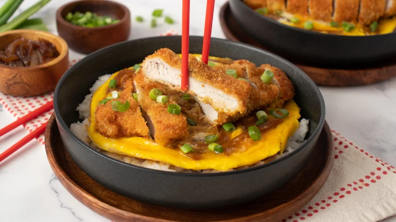 Breaded pork bowl with onion omelete