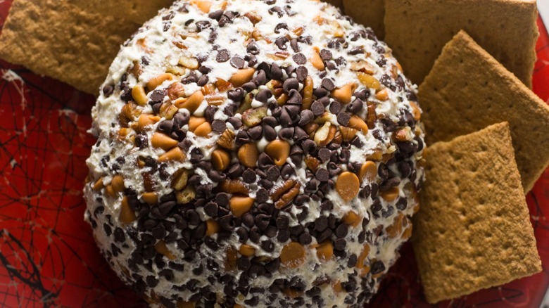 Dessert cheese ball with graham crackers