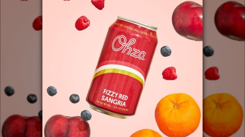 Ohza Fizzy Red Sangria can and whole fruit