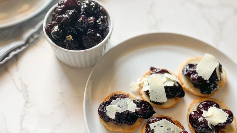 Crostini with chutney and cheese