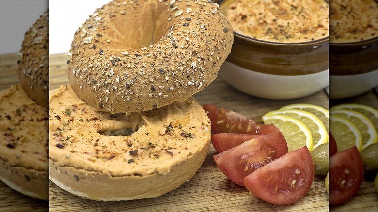 bagel with hummus