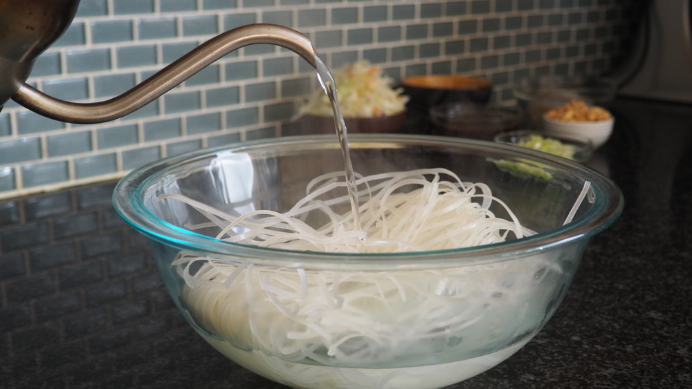 how to cook rice noodles for 20-minute shrimp pad thai