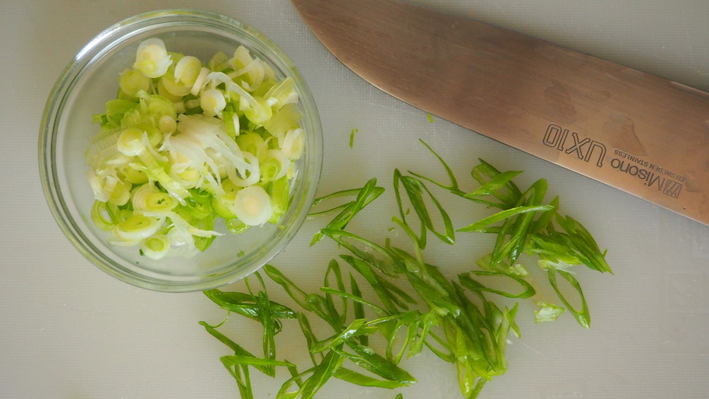 how to chop green onions for 20-minute shrimp pad thai