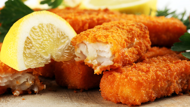 Fish sticks with lemon