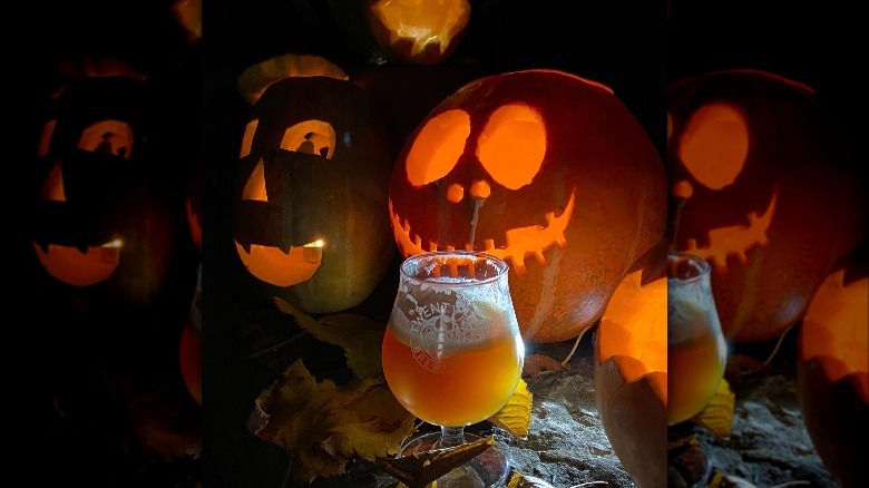 pumpkin spice beer in front of pumpkins