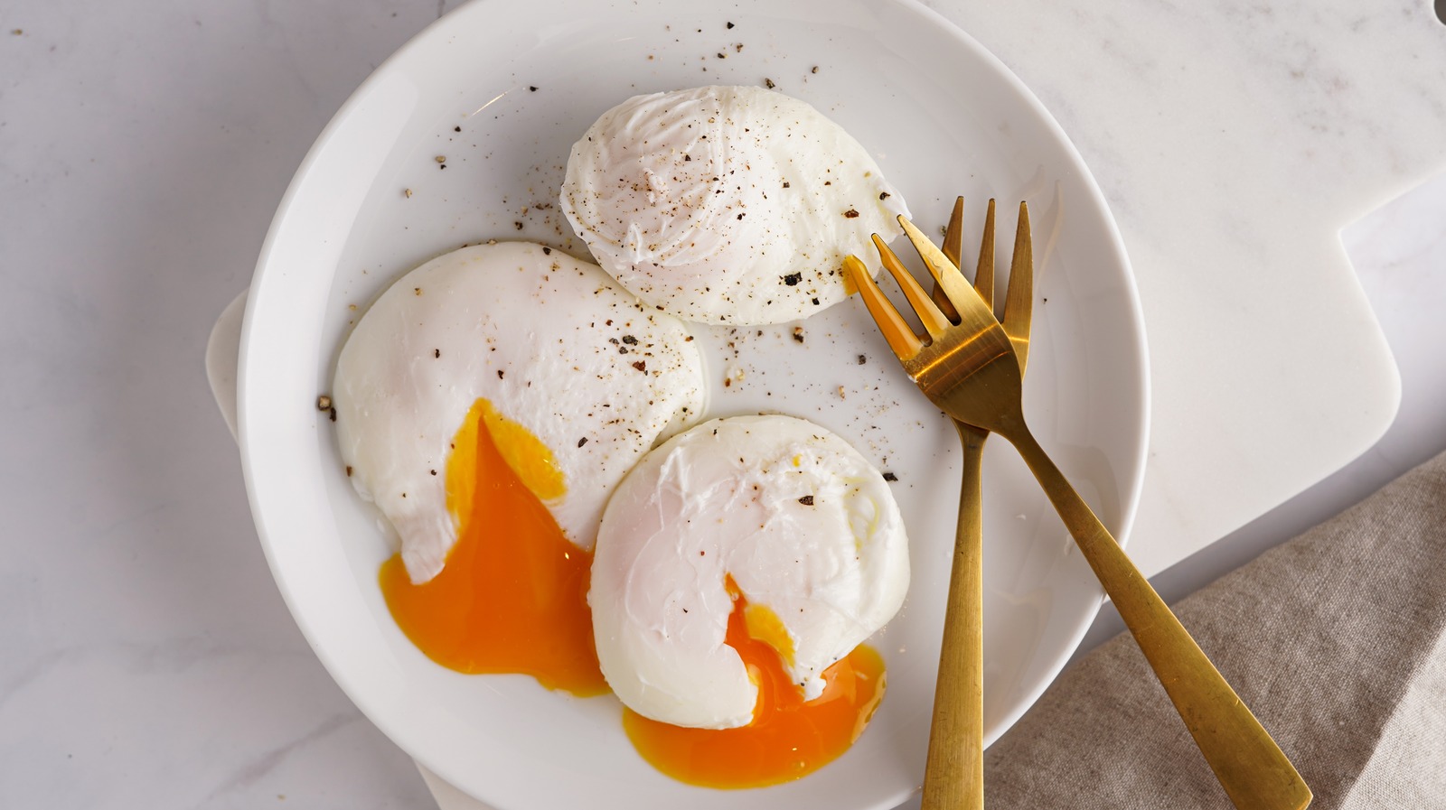https://www.mashed.com/img/gallery/20-ways-to-poach-eggs-ranked/l-intro-1695733465.jpg