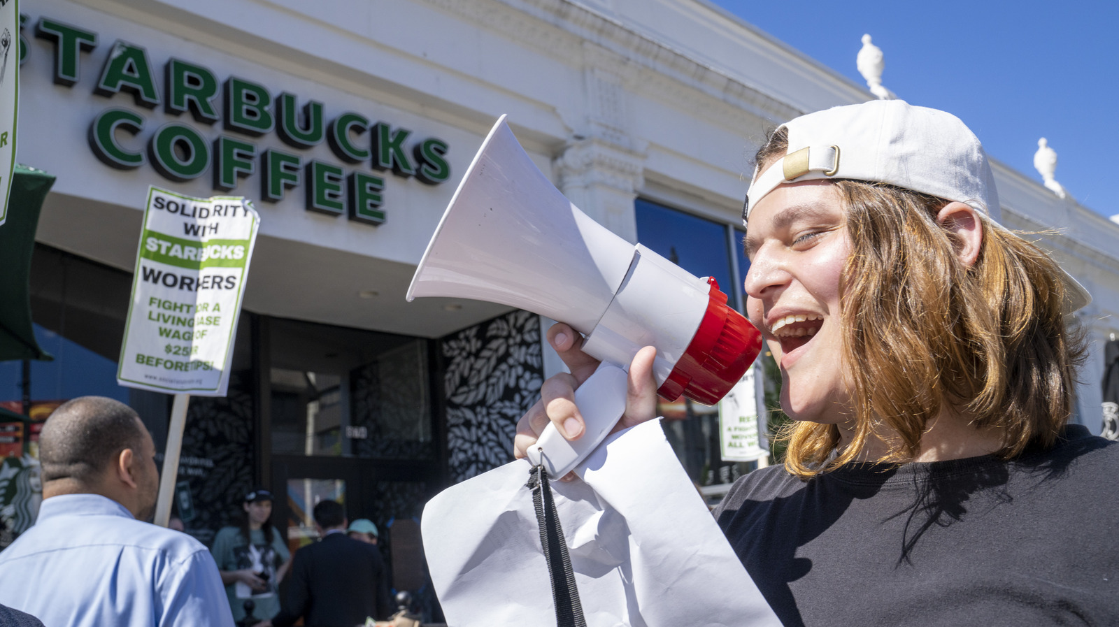 2-000-starbucks-employees-are-going-on-a-1-day-strike