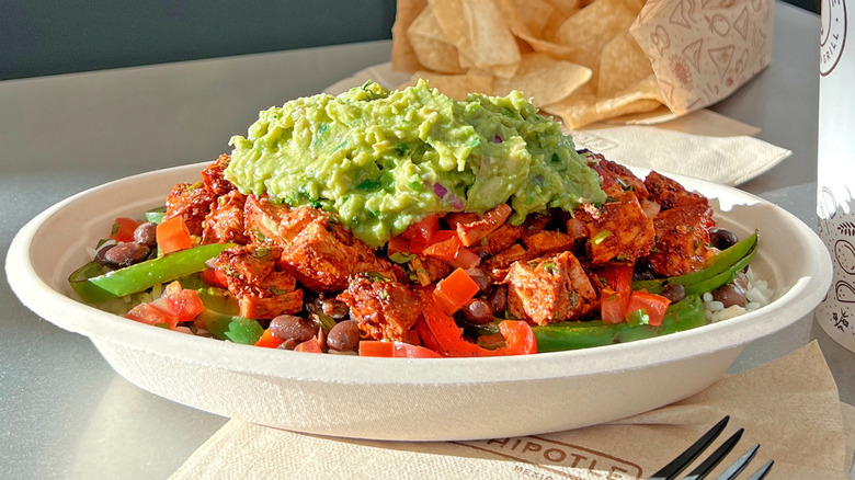 Chipotle chicken guacamole bowl