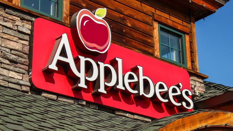 applebee's sign outside