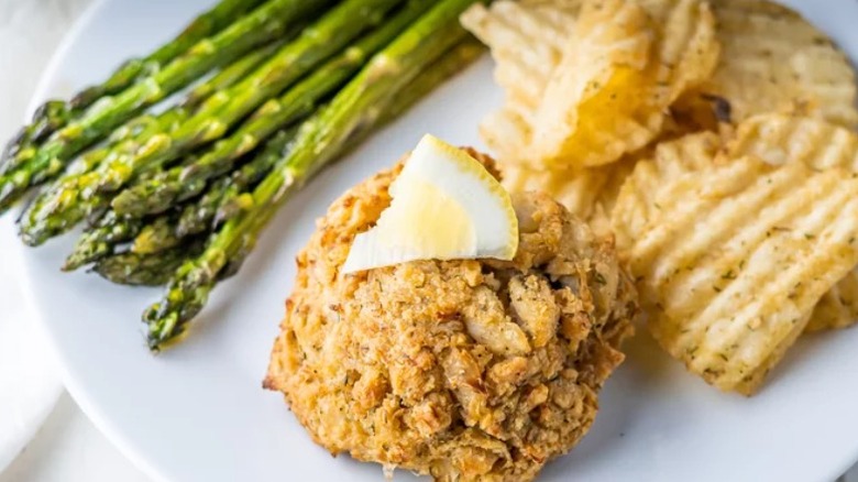 baked crab cakes with chips and asparagus