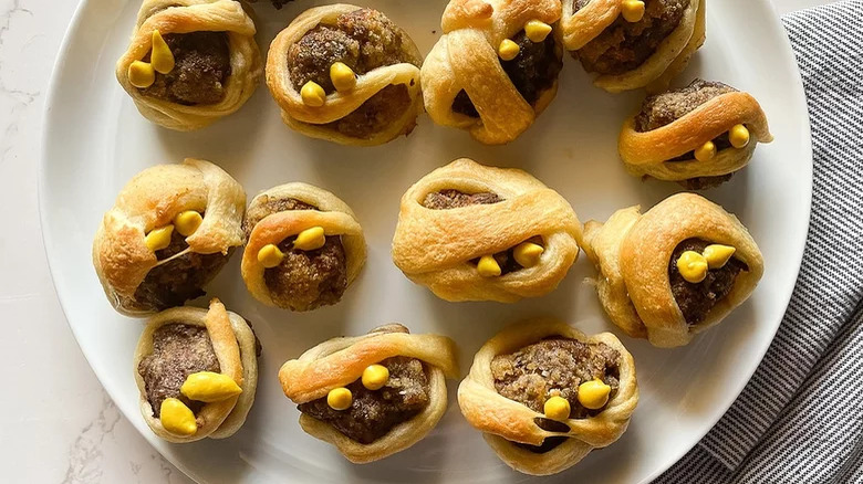 Meatballs with pastry and mustard