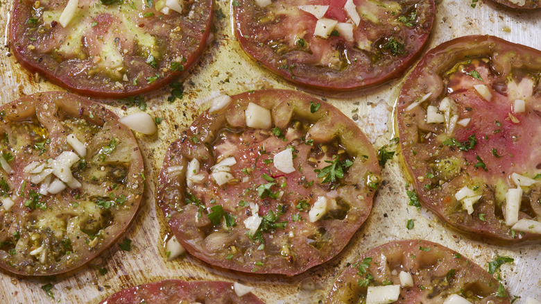 Roat tomato slices with garlic