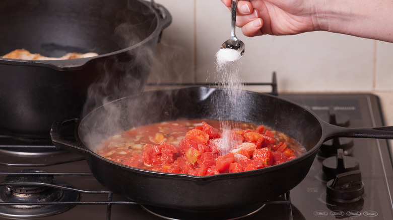 Adding sugar to tomato sauce