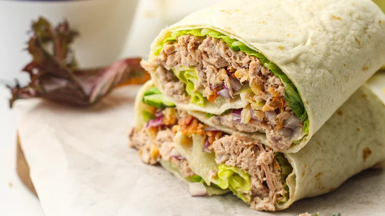 Tuna with lettuce and red onion wrap