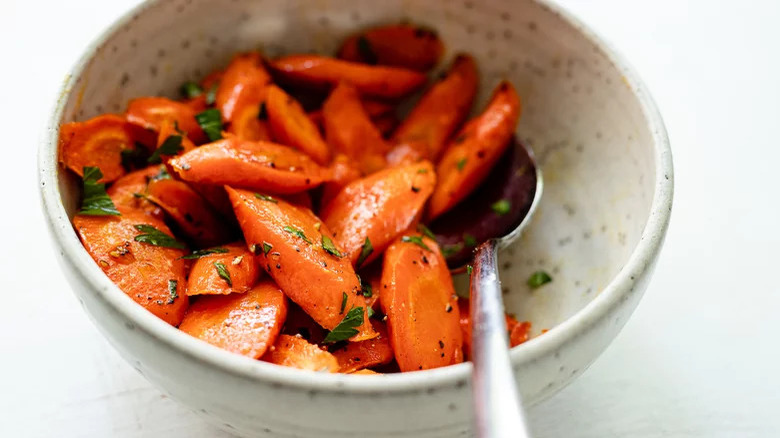 honey glazed carrots in bowl
