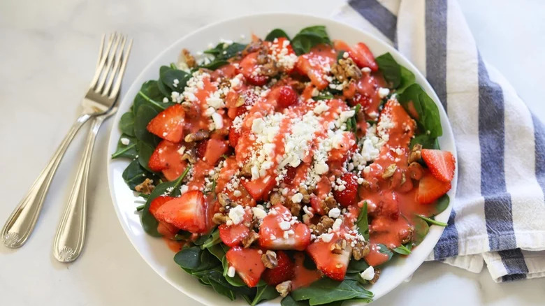 Stawberries withg spinach and walnuts