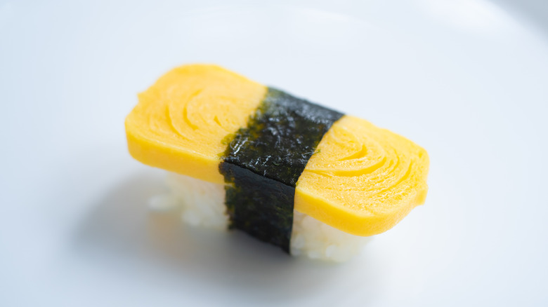 Tamagoyaki sushi roll