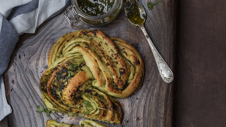 pesto bread