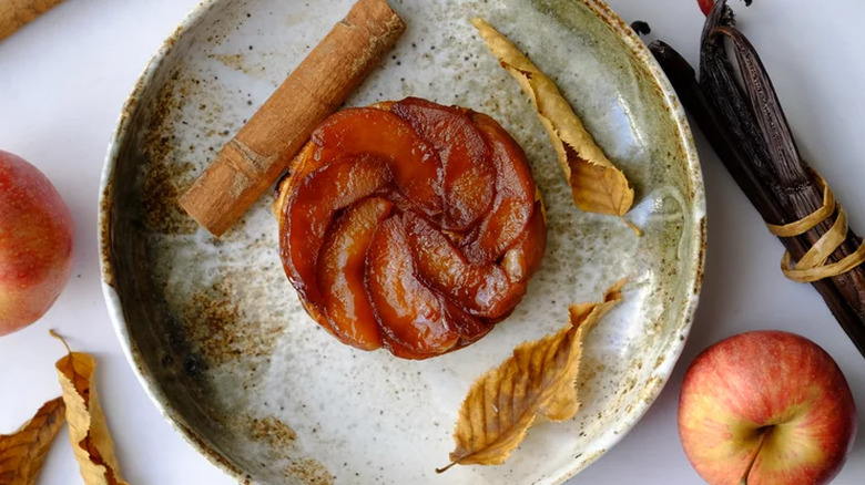 tart with caramelized apple slices