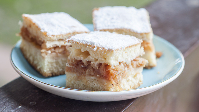 balkan-style apple pie