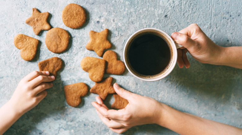 Gingerbread cookies and coffee