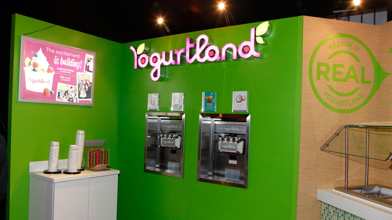 Yogurtland store interior