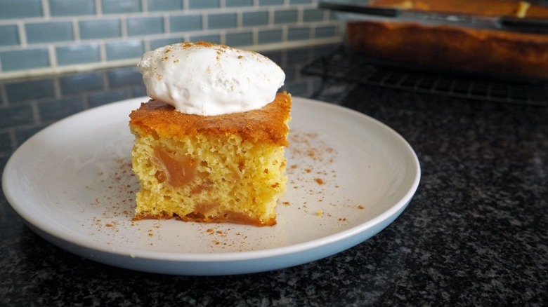 apple cake with ice cream