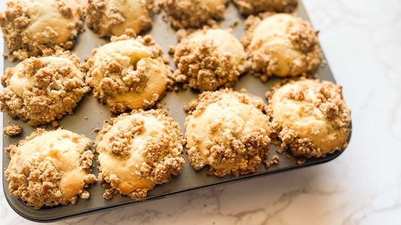 crumbly cinnamon muffins